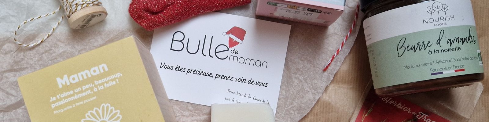 belle femme enceinte tient le cadeau de noël dans ses mains près