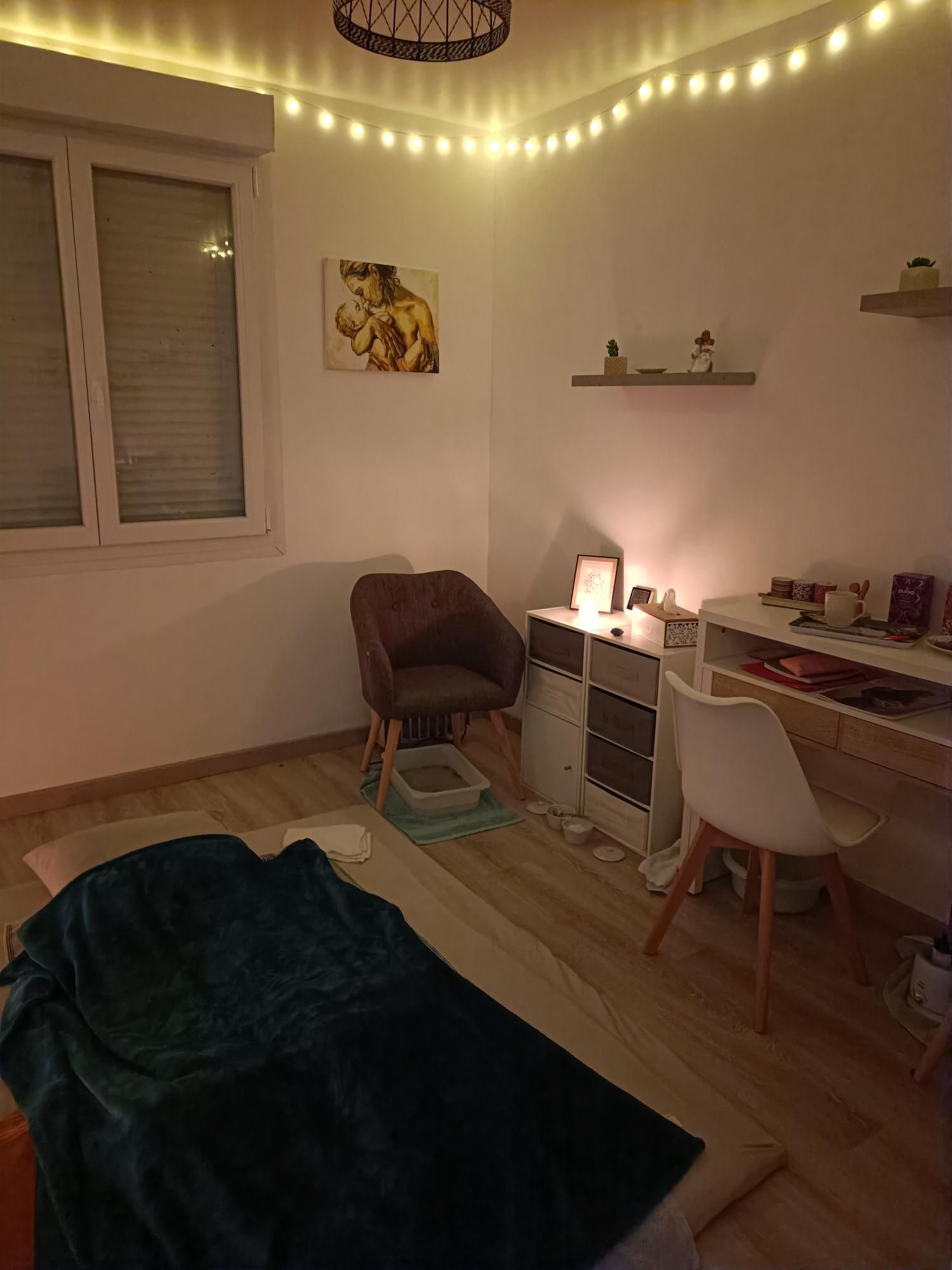 Elise propose des massages pour les femmes, avec des spécificités en prénatal et en postnatal