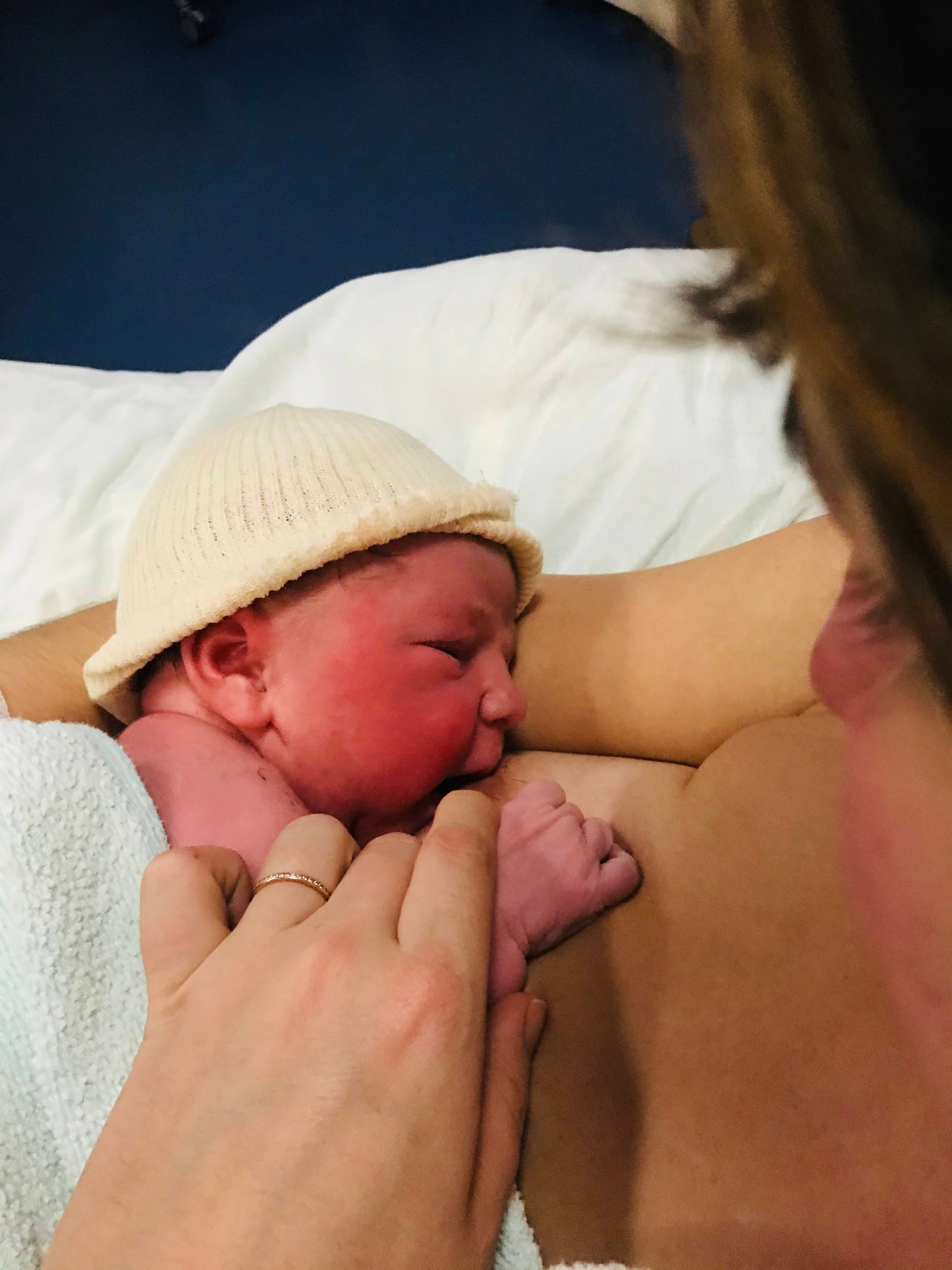 Faire du peau à peau avec son bébé