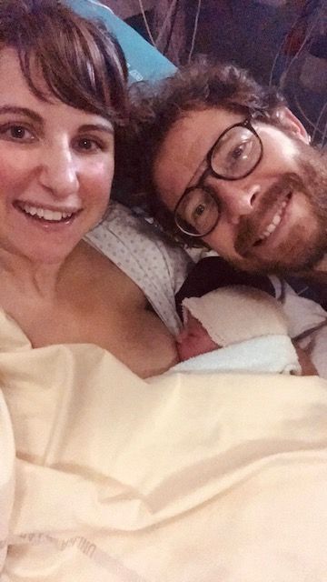 Une famille épanouie après la naissance de bébé