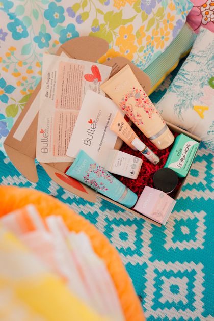 Box grossesse ou cadeau classique : pourquoi choisir la surprise