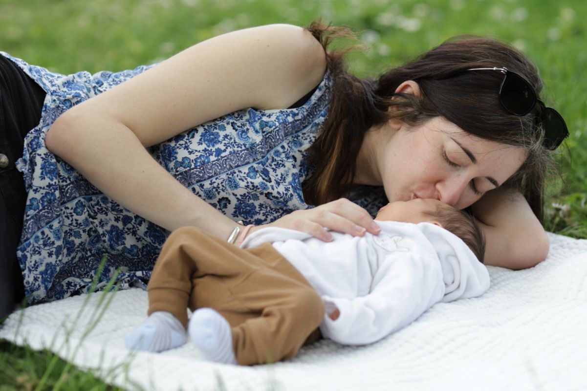 Peut-on mettre un bébé en position assise ? : Femme Actuelle Le MAG